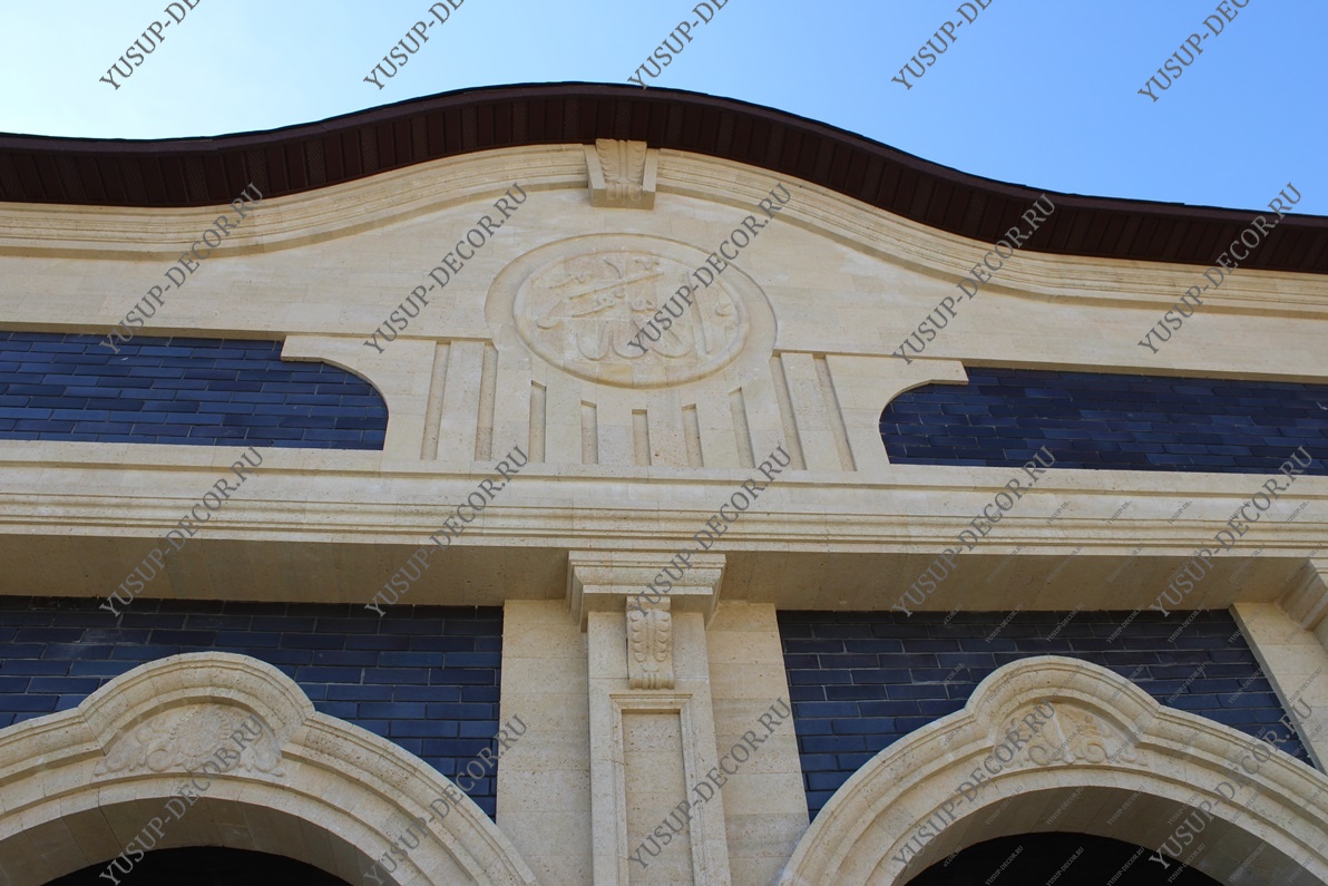 Фасад с клинкера и природным камнем с элементами Арабской резьбы