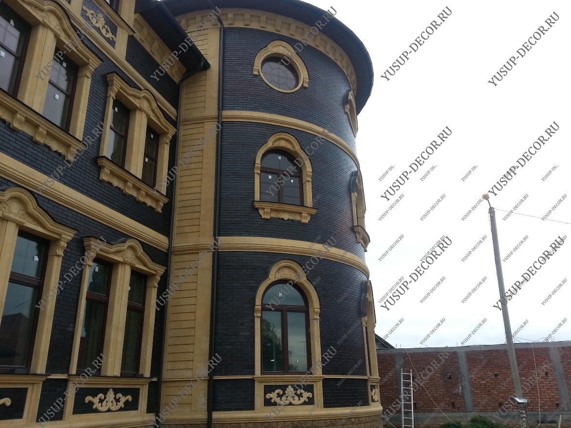 Фасад с разными типов окон