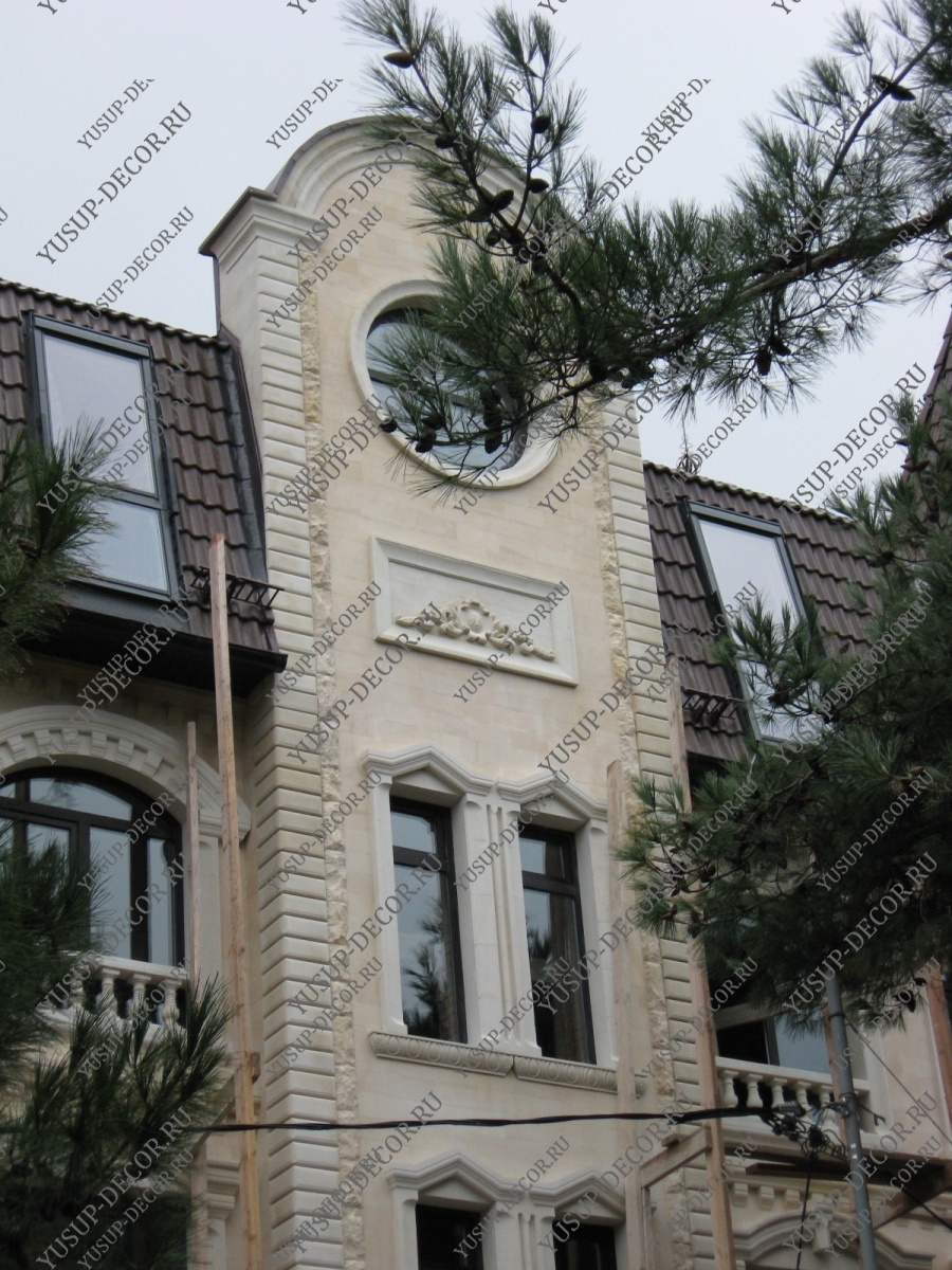 Фасад гостиницы из природного камня
