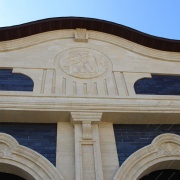 Фасад с клинкера и природным камнем с элементами Арабской резьбы